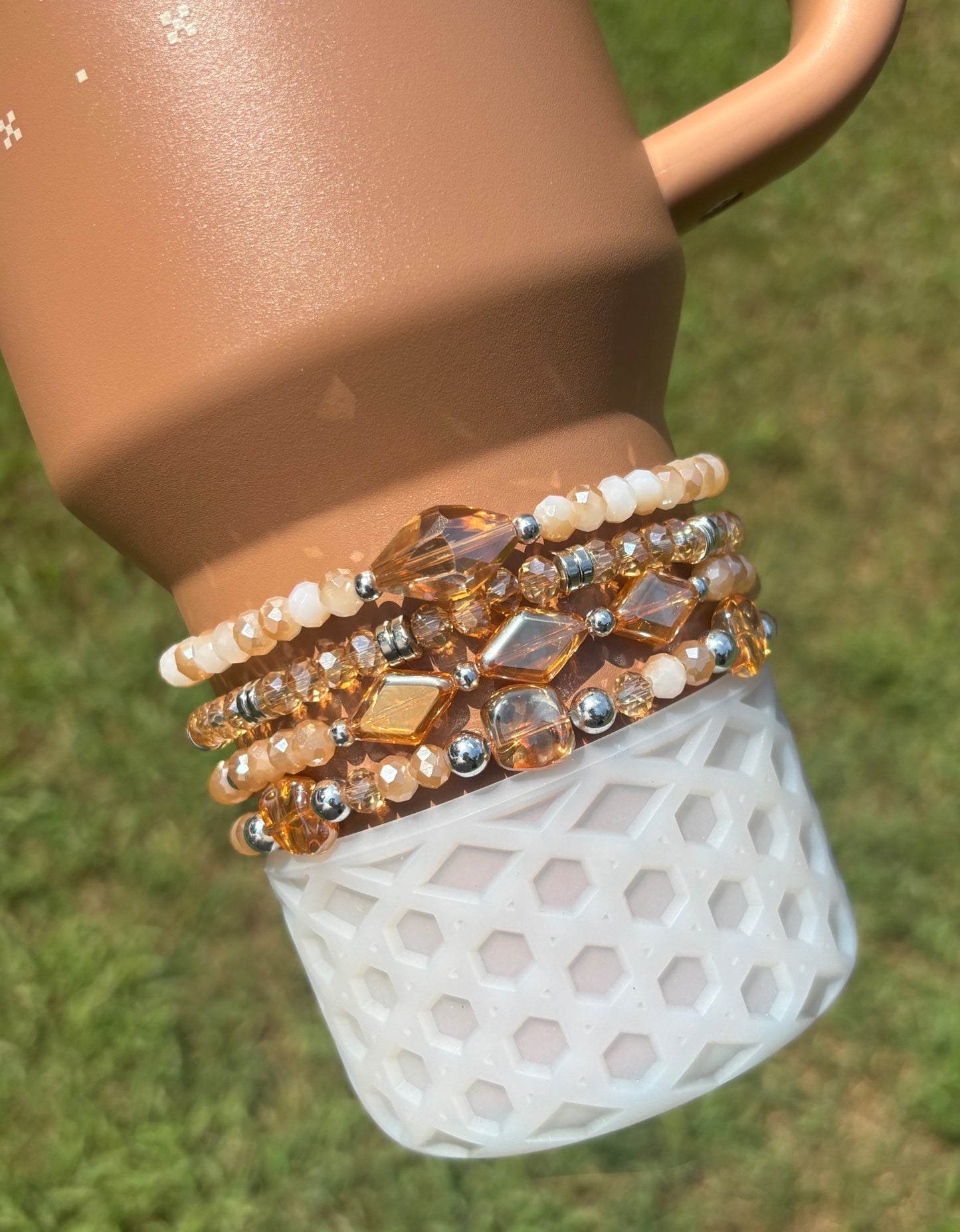 Chameau. Bracelets orange foncé de la Coupe Stanley. Éclat d'érable.