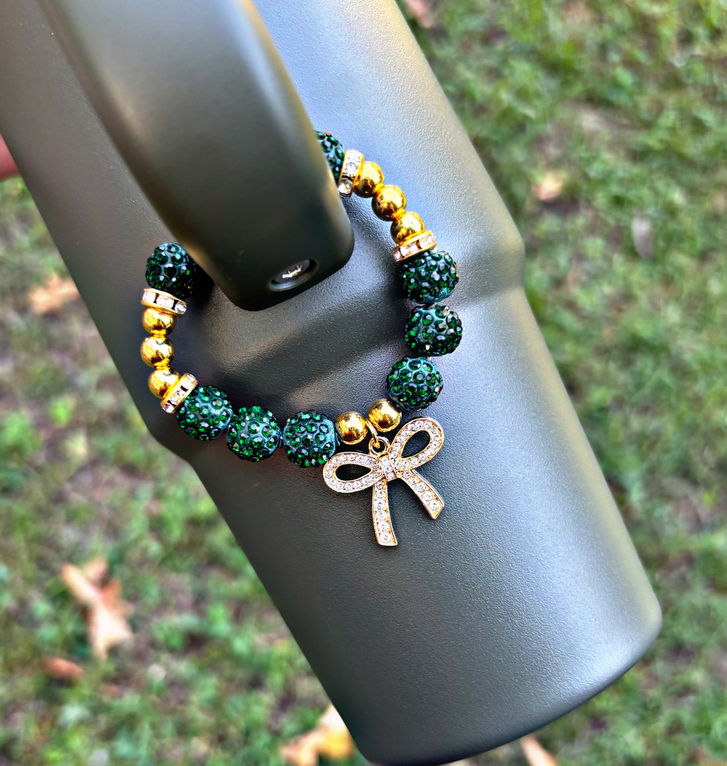 Bracelet à breloques avec anse en forme de coupe de cyprès