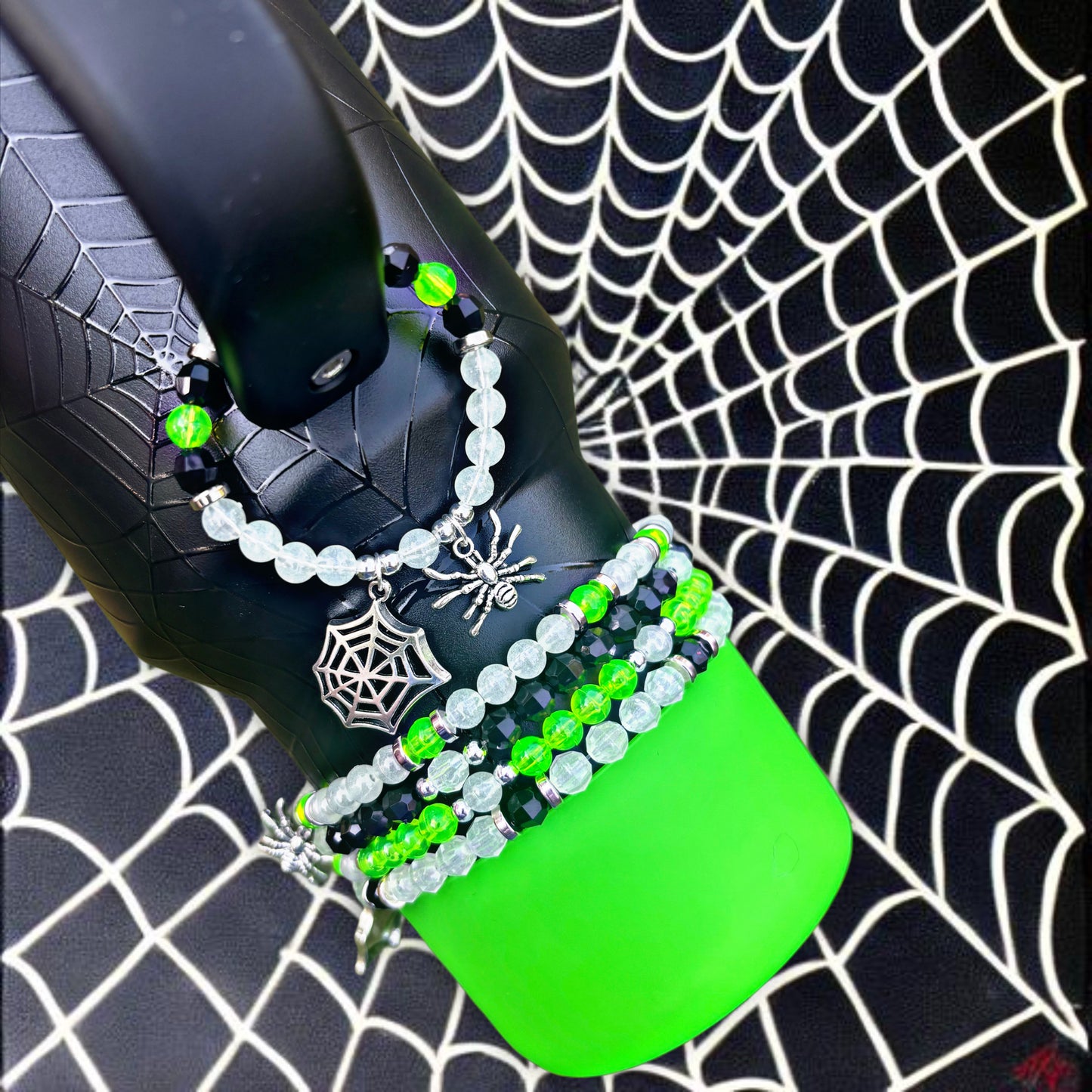 Breloque poignée Web Glow. BRILLE DANS LE NOIR !