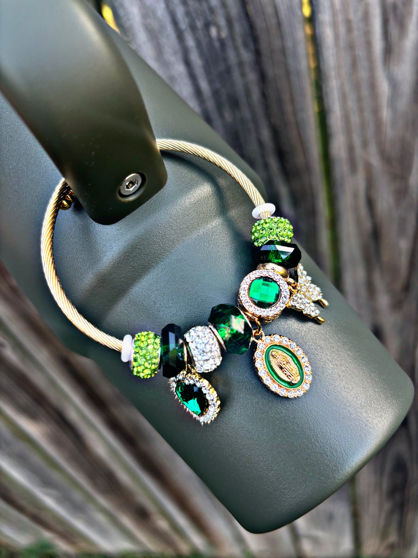 Bracelet à breloques avec anse en forme de coupe en cyprès doré