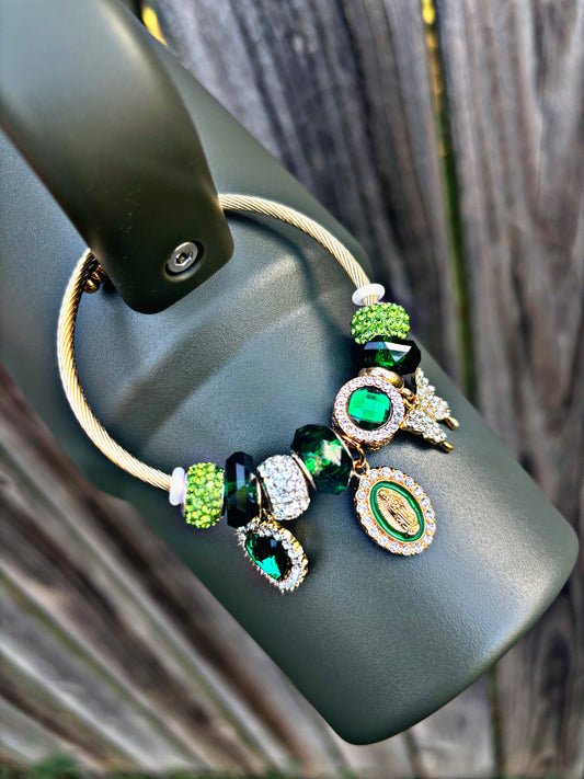 Bracelet à breloques avec anse en forme de coupe en cyprès doré