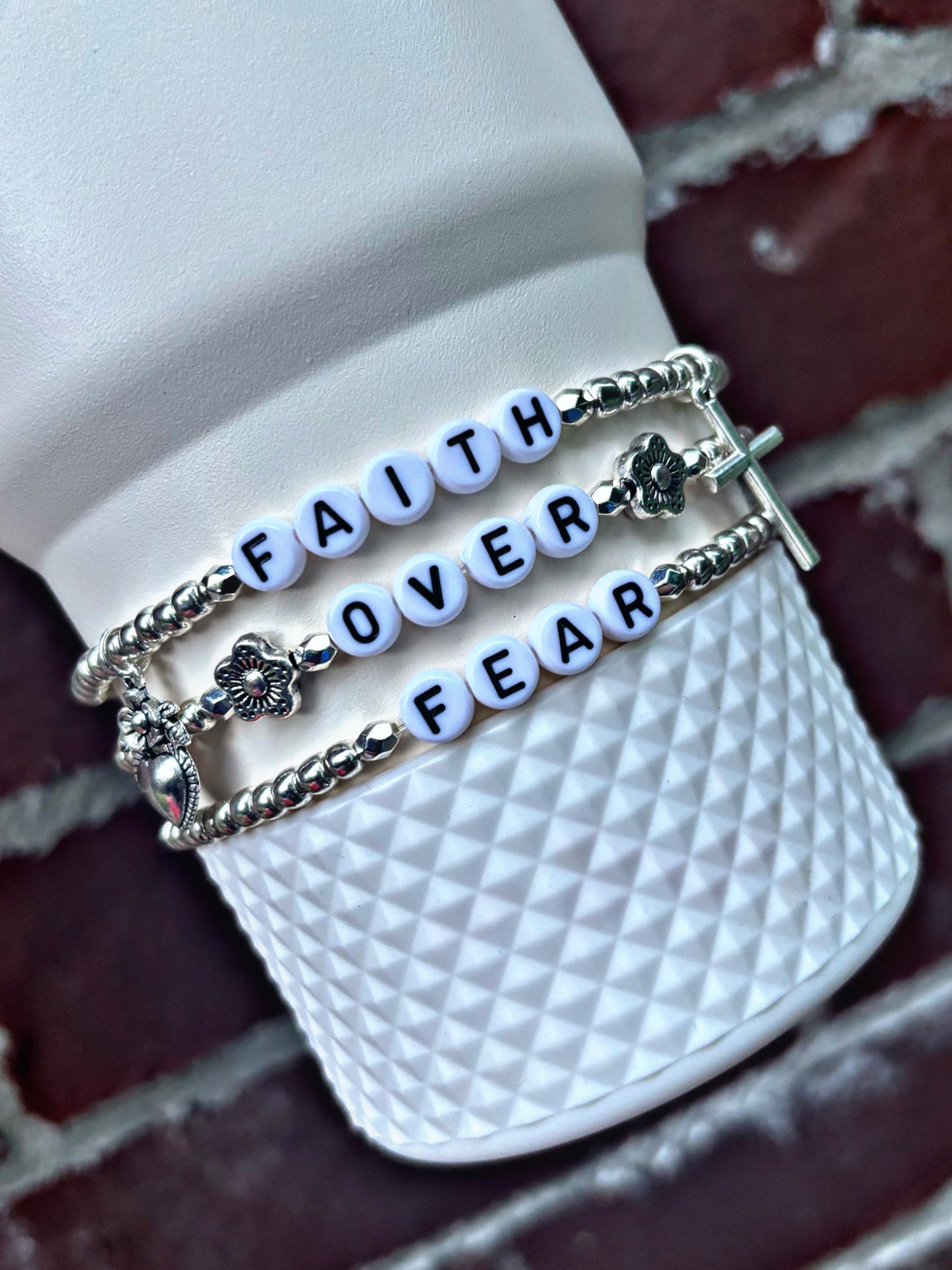 Bracelets « La foi contre la peur ». Accessoires pour verres à vin Stanley Cup.