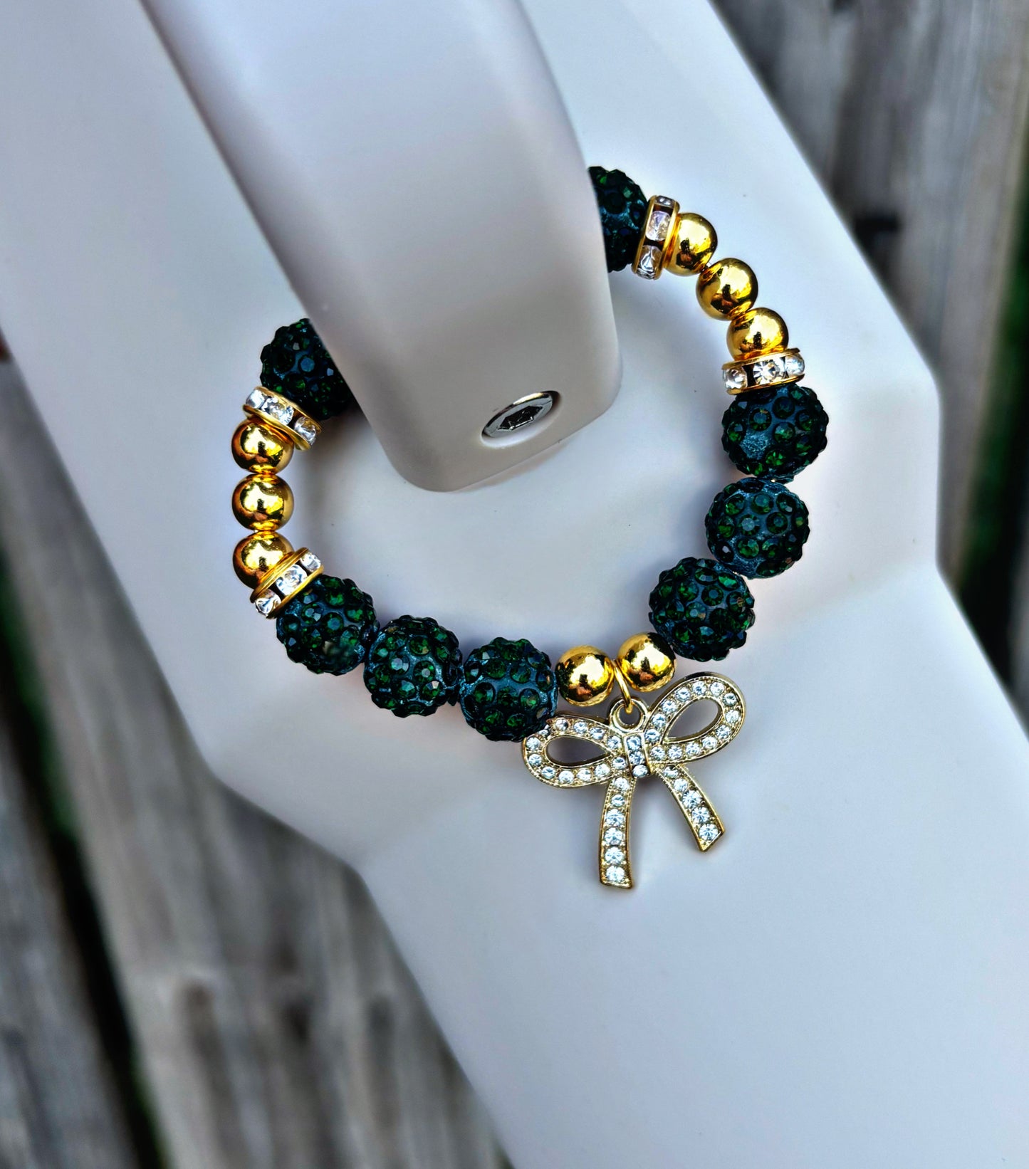 Bracelet à breloques avec anse en forme de coupe de cyprès