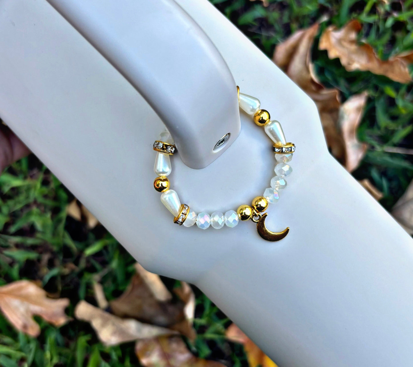 Bracelet à breloques avec poignée en forme de tasse de lune crème - Rafraîchissement d'automne