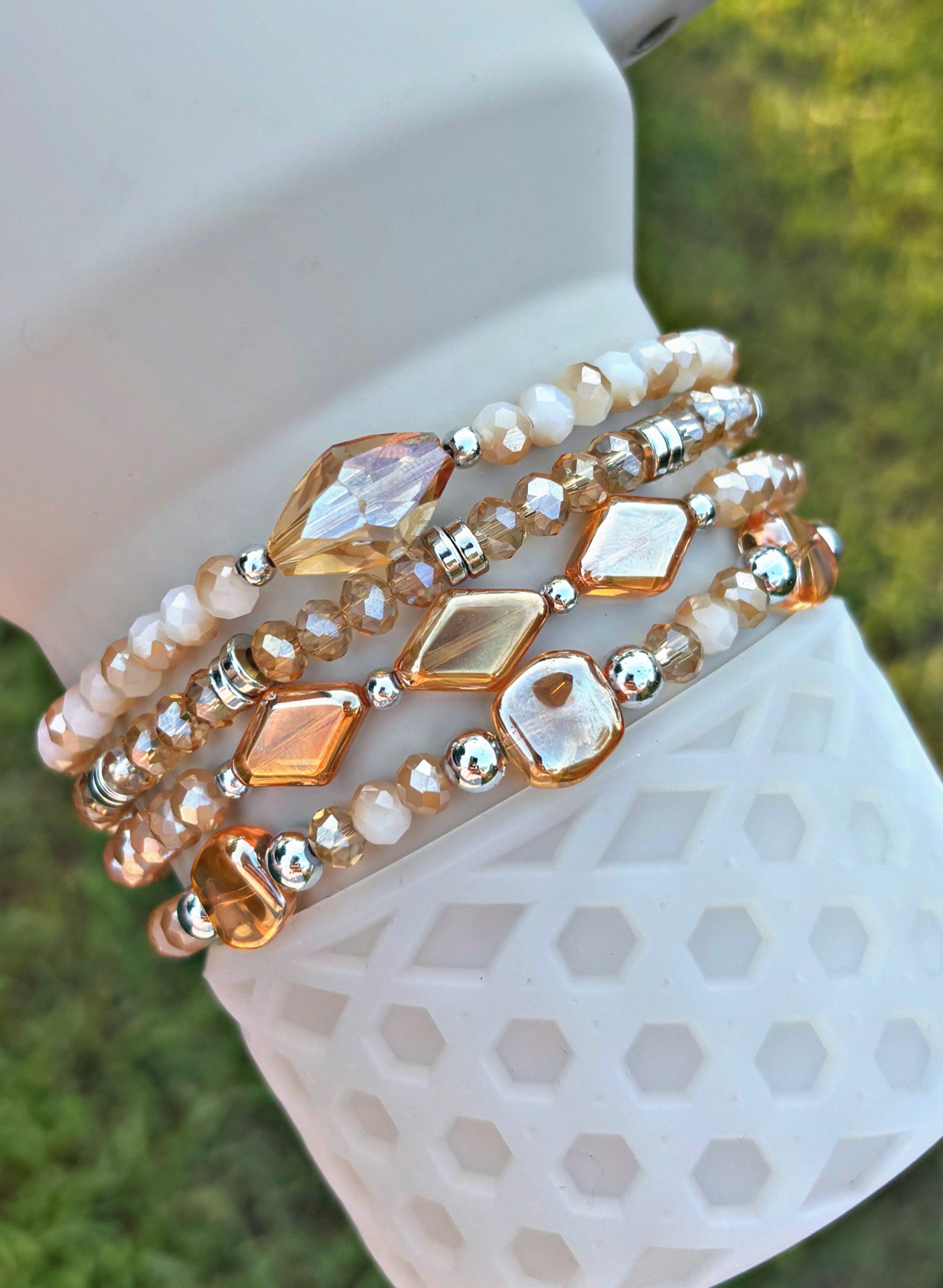 Chameau. Bracelets orange foncé de la Coupe Stanley. Éclat d'érable.