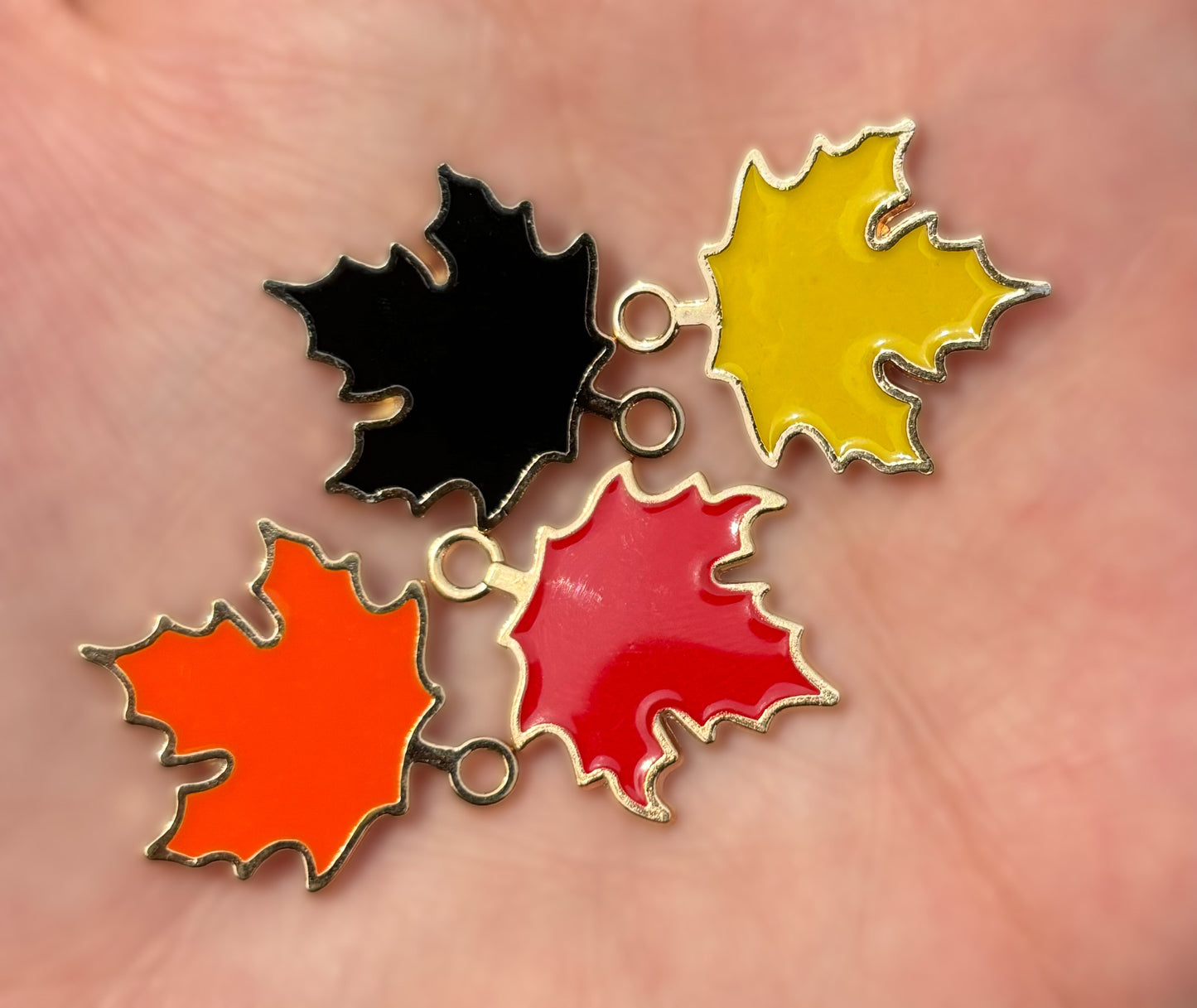 C'est l'automne, vous tous, portez ce charme. Choisissez la couleur de votre feuille.