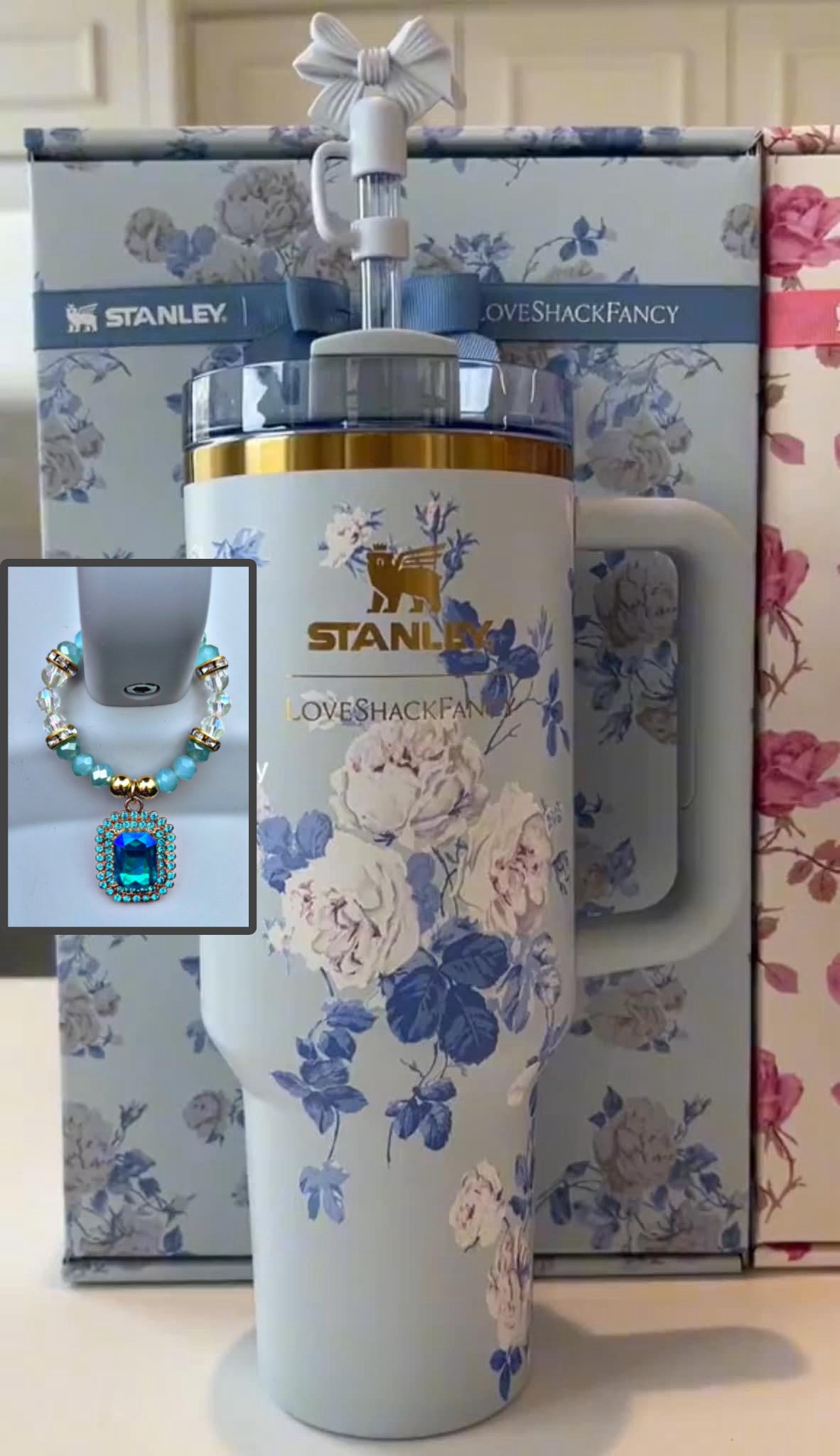 Breloque pour poignée de tasse à motif de rosettes à floraison éternelle de LoveShack Fancy Accessoires pour la coupe Stanley