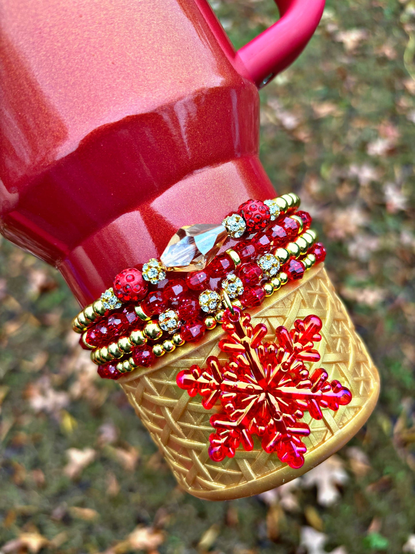Bracelets coupe flocon de neige rouge rayonnant.