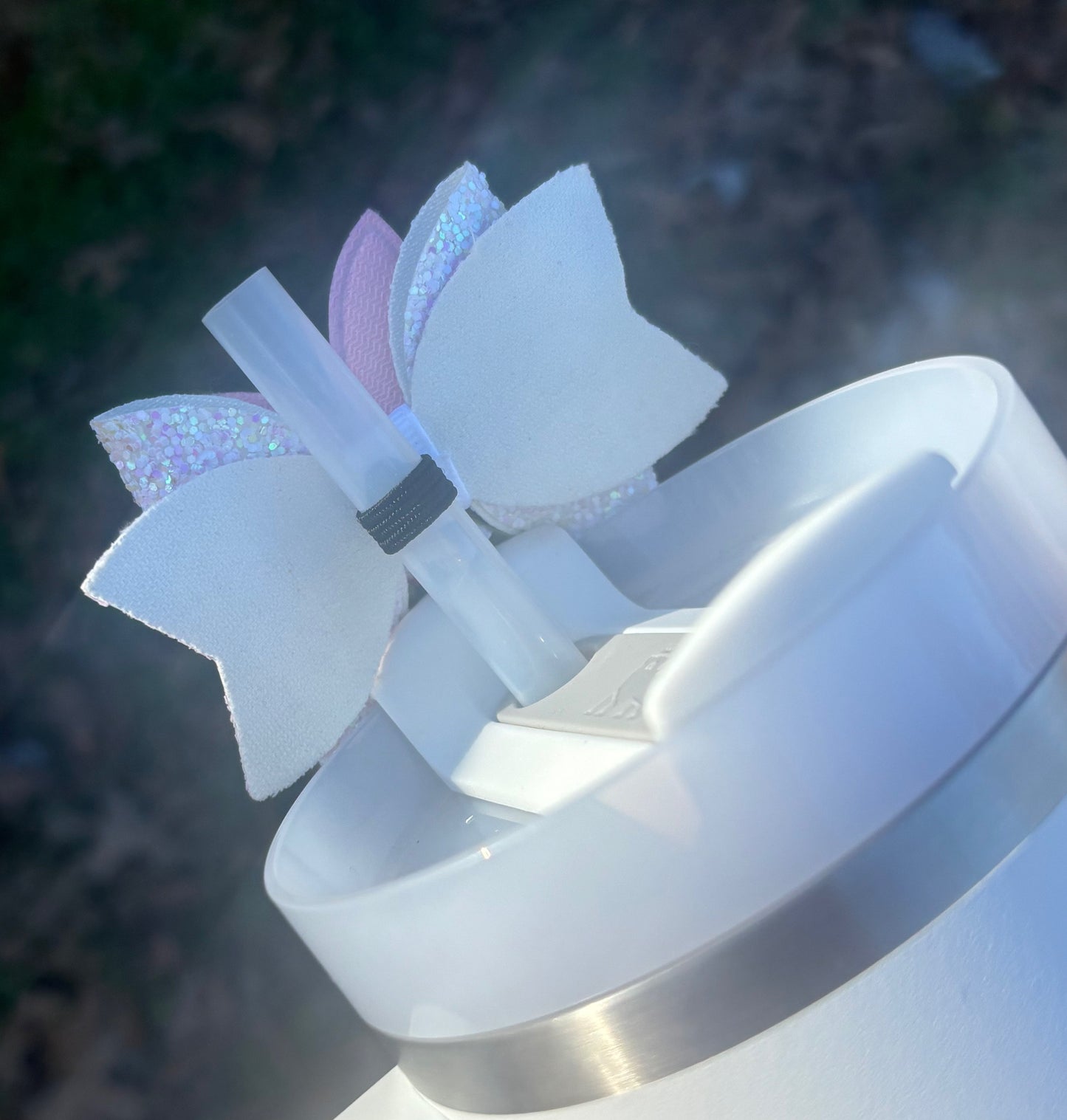 Topper en paille avec nœud papillon en diamant