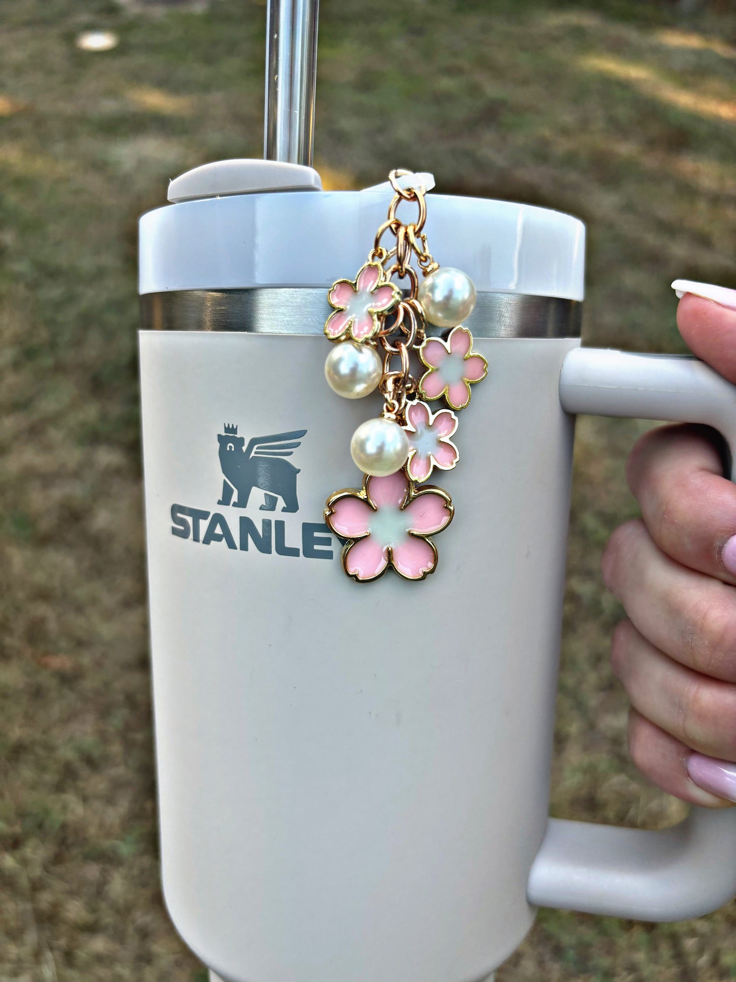 Topper de paille floral aux pêches et à la crème