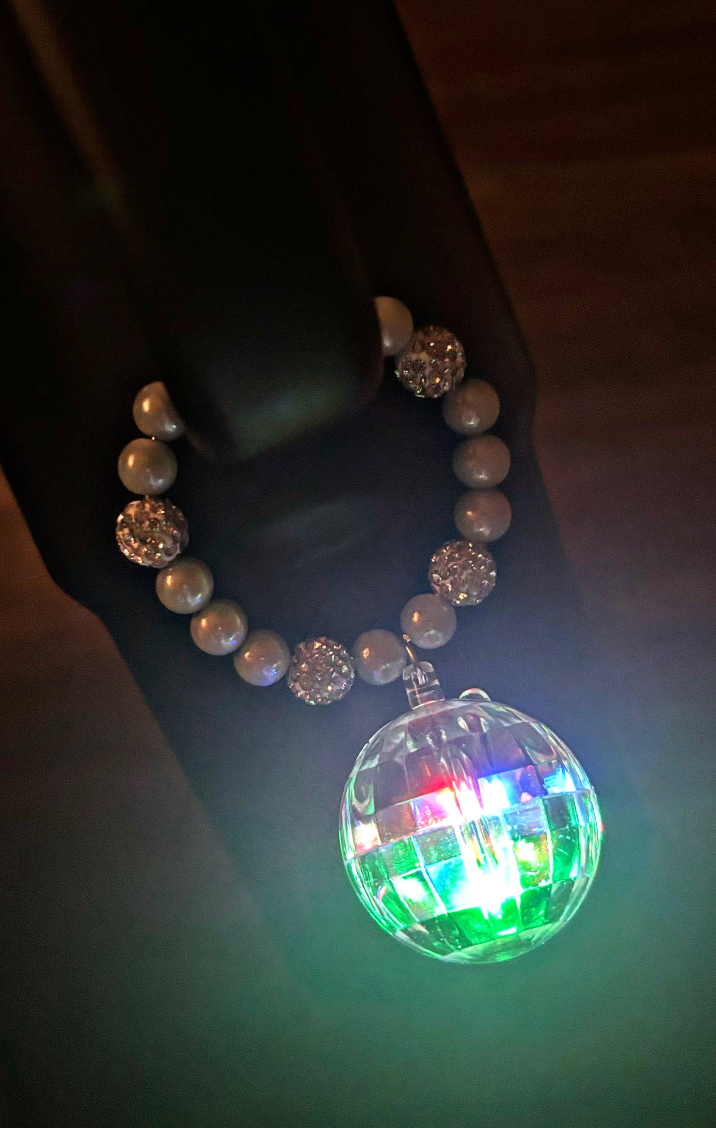 Charm de poignée de boule disco lumineuse avec perles holographiques