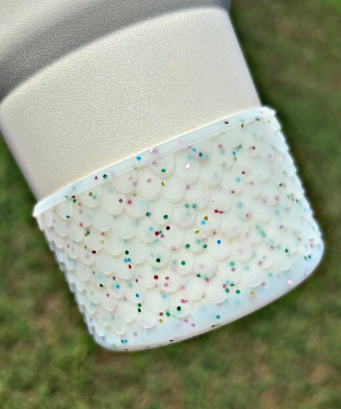 Gâteau aux confettis, botte transparente en silicone avec écailles de sirène blanches. Accessoires de la Coupe Stanley