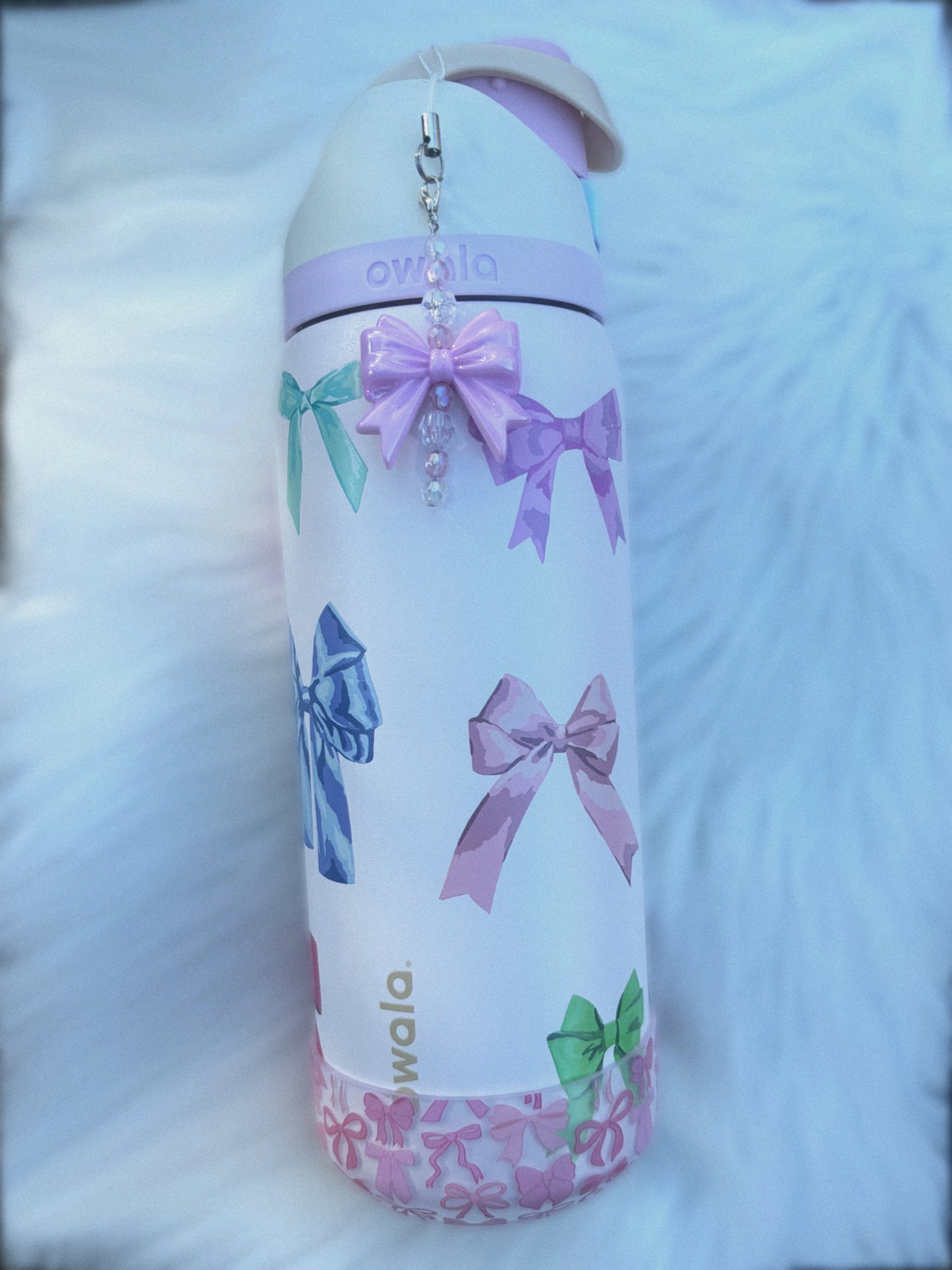 Breloque en forme de tasse avec gros nœud rose