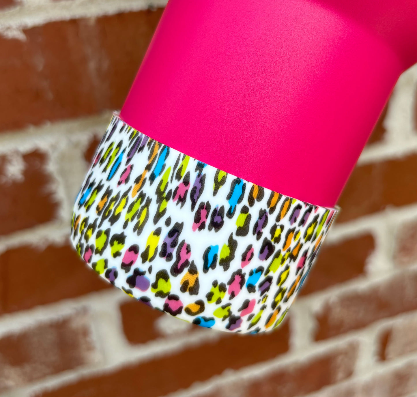 Botte en silicone motif léopard arc-en-ciel. Accessoires de la Coupe Stanley.