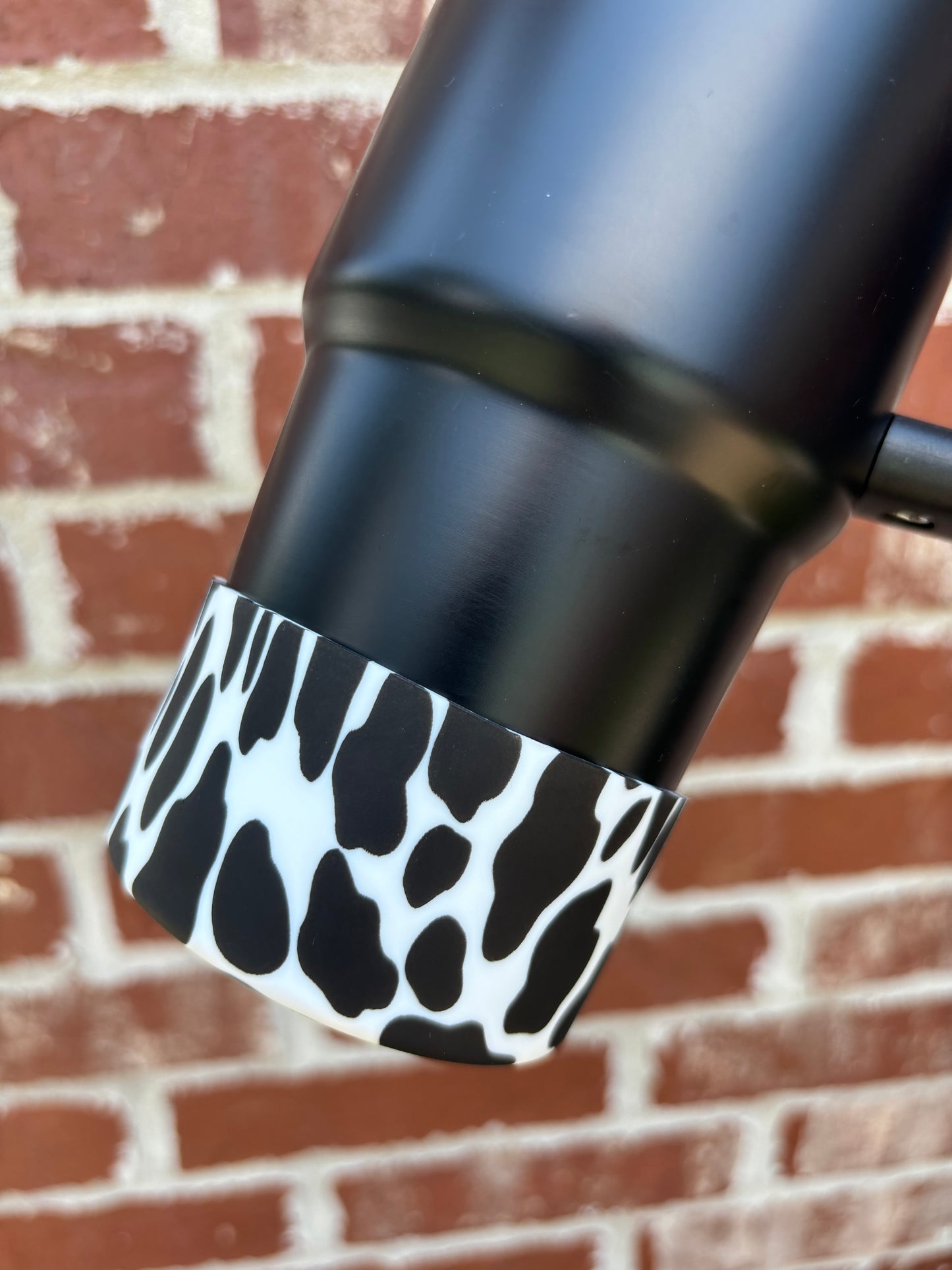 Accessoires de coupe Stanley en silicone à imprimé vache.