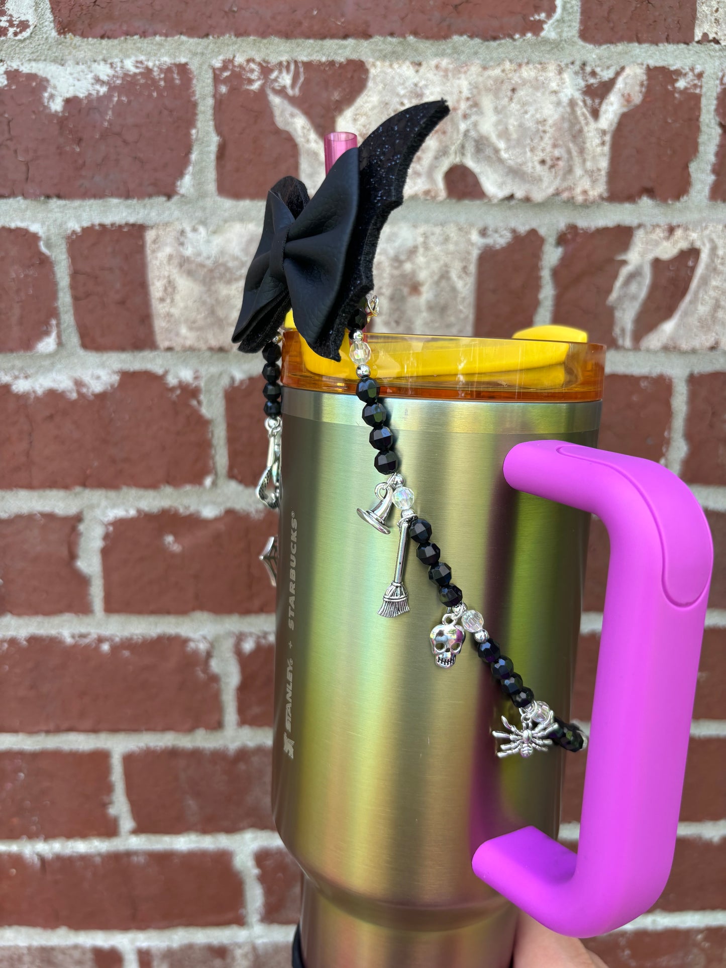 Il s'agit d'un collier à breloques d'Halloween