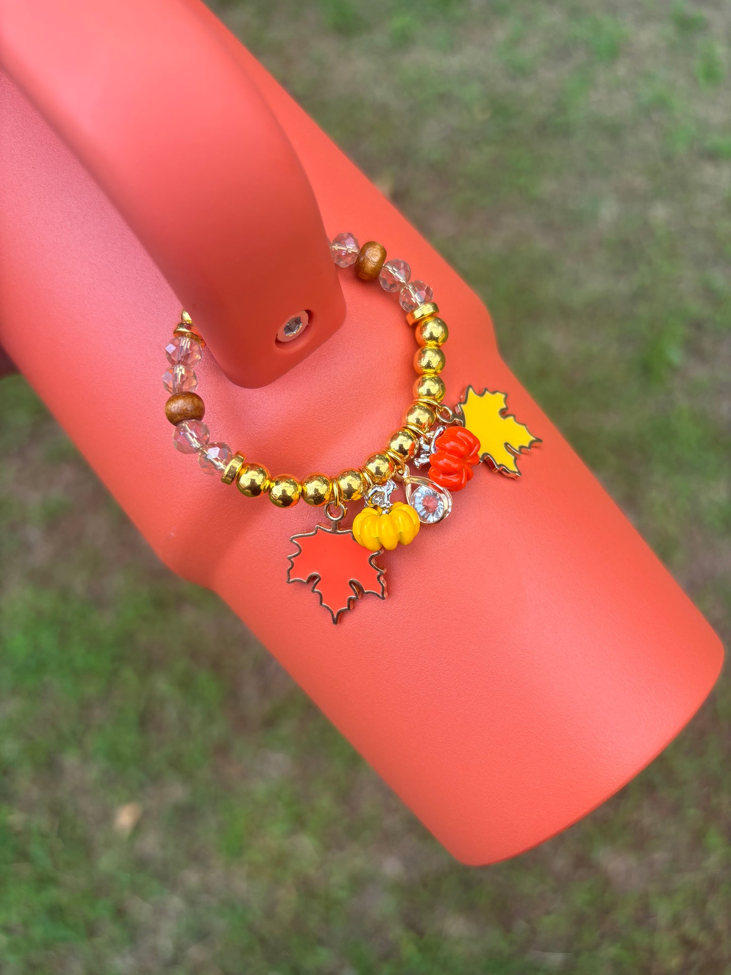 Bracelet à breloques avec anse en forme de tasse et feuille d'épices à la citrouille