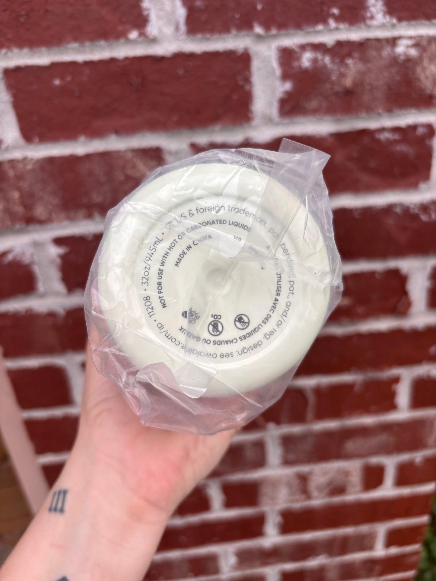 Night Light 32oz Owala BNWT (discount codes cannot be used on cups or your order will be canceled)