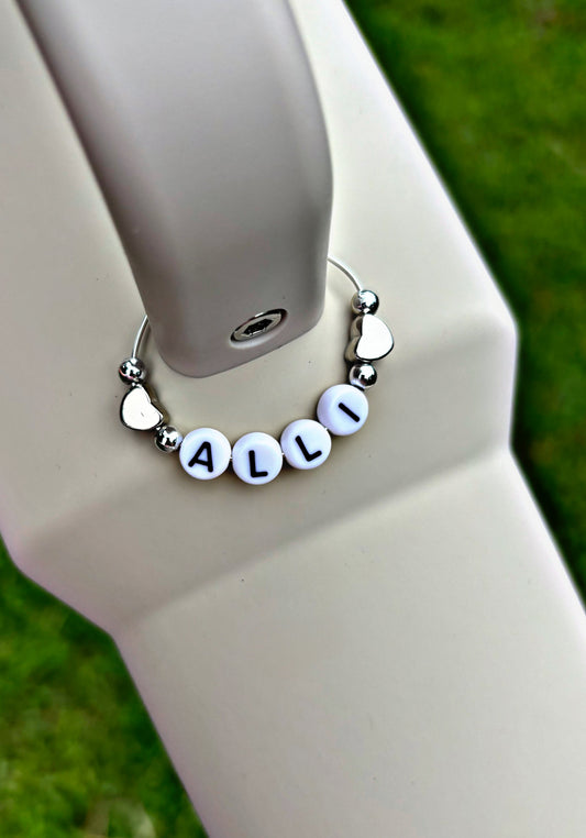 Breloque à poignée en forme de cœur délicat. Choisissez vos lettres. Accessoires de la Coupe Stanley